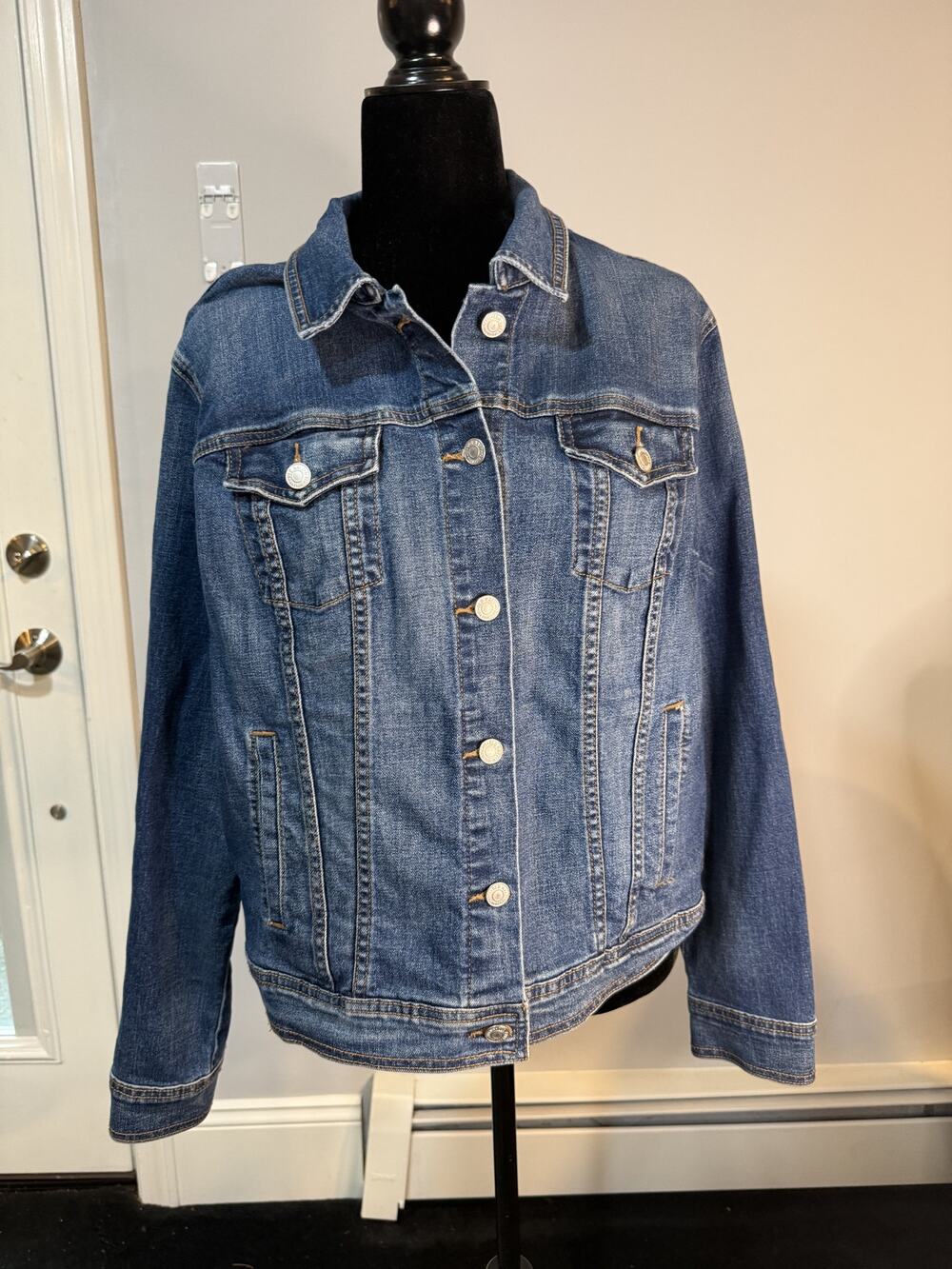 Old Navy Women's XL Medium Wash Classic Stretch Denim Trucker Jacket
